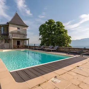 Les Tours Carrees Bed & Breakfast
